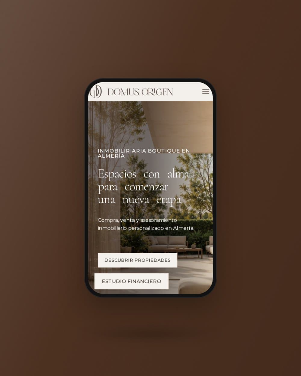 La web de Domus Origen Inmobiliaria en un móvil