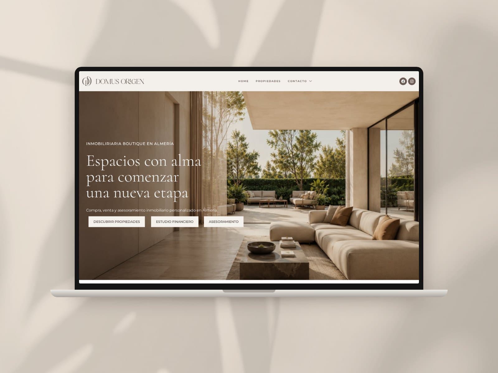 La web de Domus Origen Inmobiliaria en un portátil